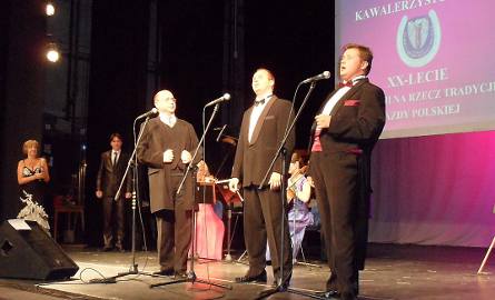 Trzej tenorzy na scenie grudziądzkiego teatru: (od lewej) Waldemar Bączyk, Marcin Pomykała i Łukasz Wroński