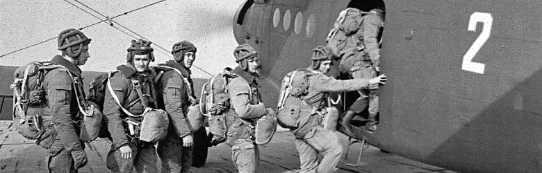 Żołnierze 1. Batalionu Szturmowego wsiadają na pokład samolotu desantowego. Lata 80.