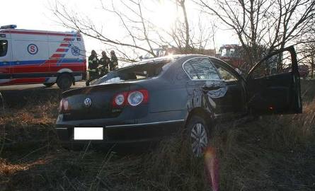 Spadająca bryła lodu rozbiła przednią szybę auta i raniła kierowcę [ZDJĘCIA]