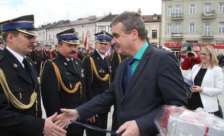 Prezydent Kielc Wojciech Lubawski dziękował straży pożarnej za ich pracę na rzecz bezpieczeństwa w mieście. Na zdjęciu z komendantami kieleckiej straży