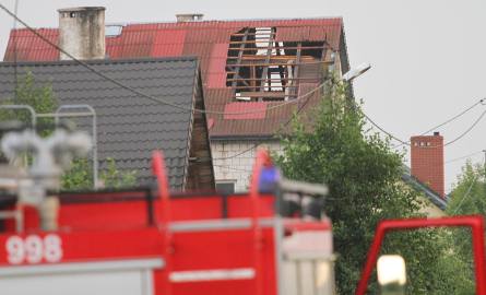 Wichura zerwała część dachu w Radlinie przy drodze w kierunku Niestachowa.