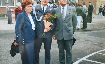 Artur Ziętek po promocji w dęblińskiej Szkole Orląt, w 2001 roku, z mamą Jadwigą i tatą Mieczysławem.