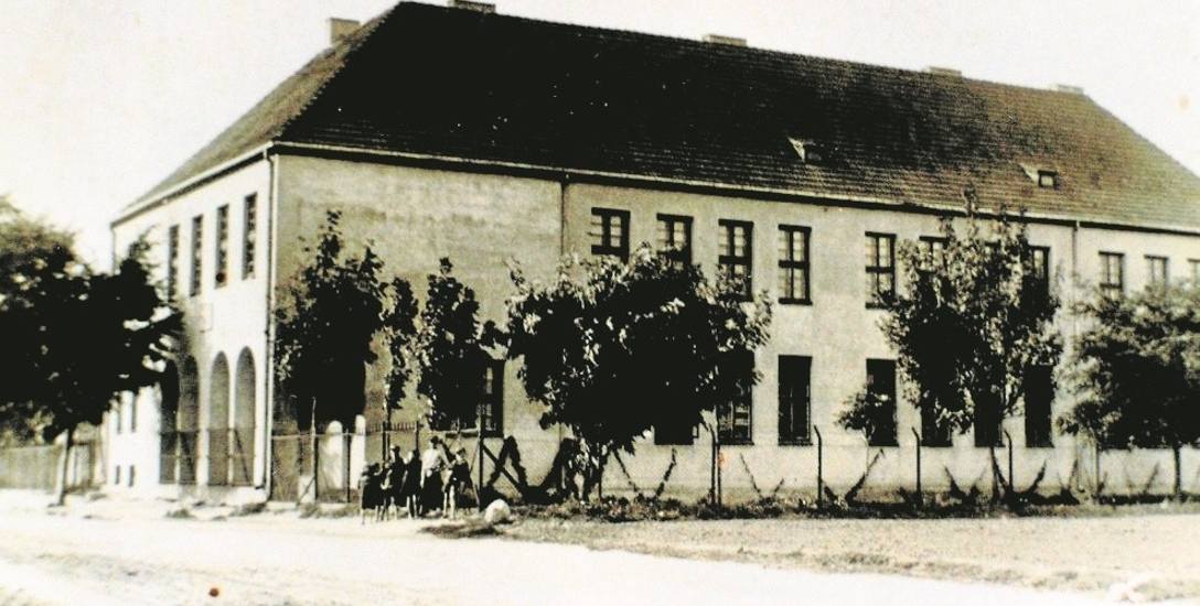 Szkoła podstawowa w Piotrkowie Kujawskim zbudowana została w latach 20. XX wieku.