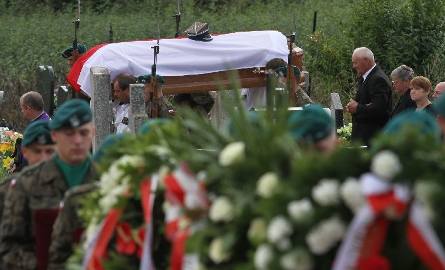 Ostatni obrońca Westerplatte został pochowany z honorami na cmentarzu w Brzezinach. Uroczysty pogrzeb z udziałem kilkuset osób odbył się w środę 8 s