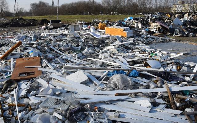 Nad Drwiną w Krakowie powstało nielegalne wysypisko, pełne niebezpiecznych odpadów. Mieszkańcy alarmują