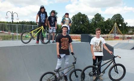 Młodzi ludzie ze Starachowic i Skarżyska-Kamiennej są zachwyceni wąchockim skateparkiem