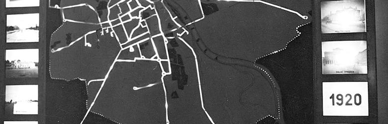 Mapa świetlna gęstej siatki warszawskich linii komunikacyjnych na wystawie „Warszawa wczoraj, dziś i jutro”. Rok 1938.
