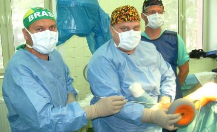 Piotr Pruszyński i Grzegorz Rusek po chwili rozpoczną operację na pacjencie z użyciem nowej metody.