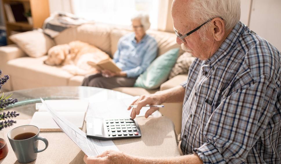 Film do artykułu: Dodatki do emerytur i rent dla seniorów w 2024 roku. Te świadczenia warto znać. Komu przysługują oraz ile wynoszą?