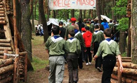 Kieleccy harcerze pozdrawiają z obozu w Jurze Krakowsko - Częstochowskiej. Zobacz zdjęcia 