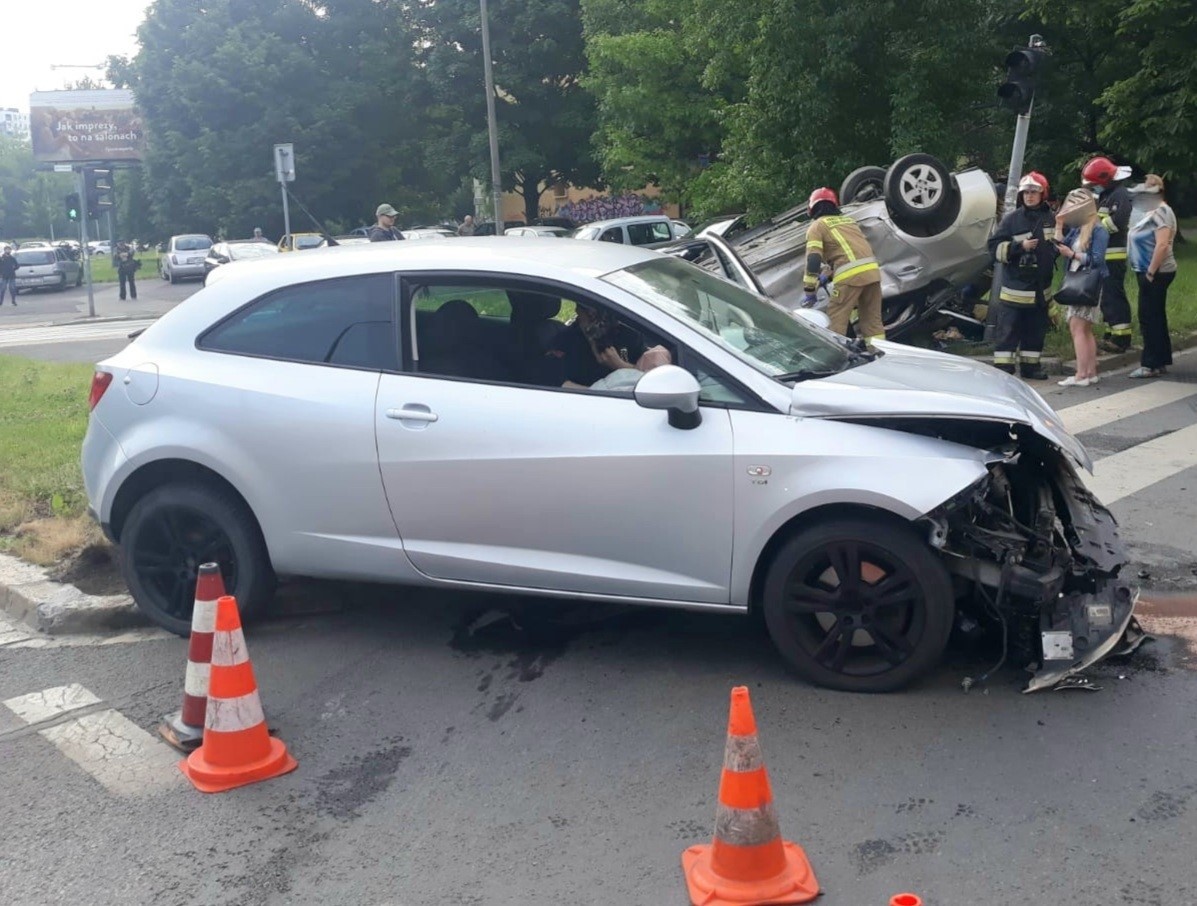 Wypadek na ul. Zaporoskiej we Wrocławiu. Dachował samochód