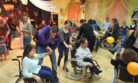 Bal, organizowany przez Stowarzyszenie „Podzielmy się uśmiechem”, dla niepełnosprawnej młodzieży, odbył się w radomskiej Kuźni Artystycznej. Chetnych