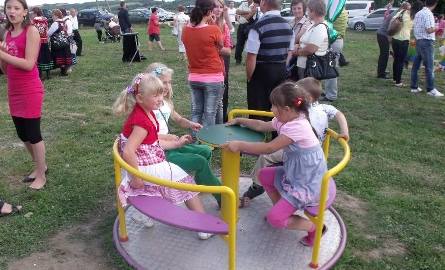 Z nowego placu zabaw chętnie korzystały dzieci.