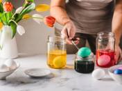 Zdjęcie do artykułu: Katar, kaszel i duszności od pisanek? Ekspert podkreśla: jajka lepiej malować naturalnymi barwnikami