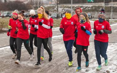 Sporą część biegaczy stanowili sportowcy. Wśród nich znalazły się też zawodniczki piłkarskiej drużyny kobiecej Victoria Pińczów.