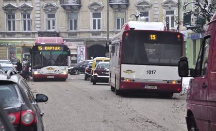 Dwa autobusy lub samochody dostawcze nie mają szans wyminąć się na odcinku ulicy Piłsudskiego, gdzie pojazdy zaparkowane są po obu stronach drogi. Dlatego