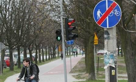 Na ulicy Grunwaldzkiej obok przejścia dla pieszych wyznaczony jest fragment przejazdu rowerowego. Cóż z tego skoro kończy się na krawężniku. W tym miejscu