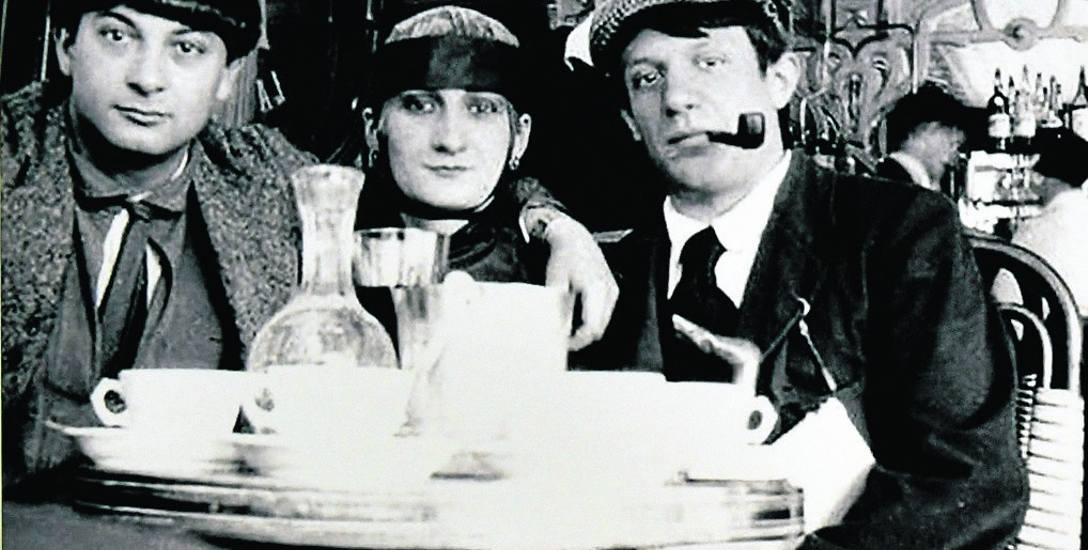 Od lewej: Moïse Kisling, aktorka Paquerette i Pablo Picasso, w café La Rotonde, 1916 r.