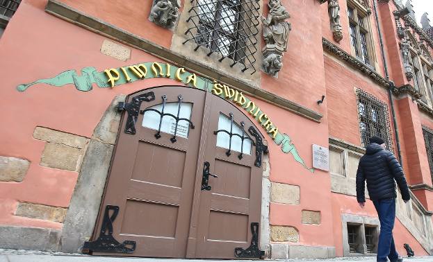Działa od XIII w. Jednak miejska piwnica to nie najpopularniejszy w dawnej Polsce typ jadłodajni. Szukamy najstarszej polskiej karczmy!