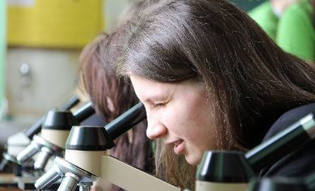 Uczniowie mogli zobaczyć bakterie pod mikroskopem.