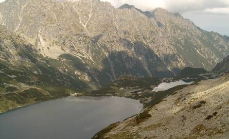 Widok z drogi na Szpiglasową Przełęcz na Dolinę Pięciu Stawów Polskich