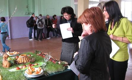 Jury pod wodzą prezes Katarzyny Kołodziejskiej wnikliwie ogląda udekorowane stoły i smakuje potrawyfot. Barbara Koś