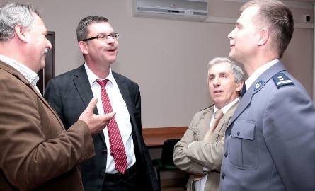 Burmistrz Carsten Kraetschmer (drugi z lewej) rozmawiał w Kazimierzy z komendantem policji Jakubem Kosiniem, radnym powiatowym Adamem Bodziochem i pedagogiem