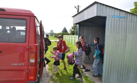 Dzieci z gminy Imielno po długim oczekiwaniu dojeżdżały do szkoły między innymi busem należącym do Urzędu Gminy