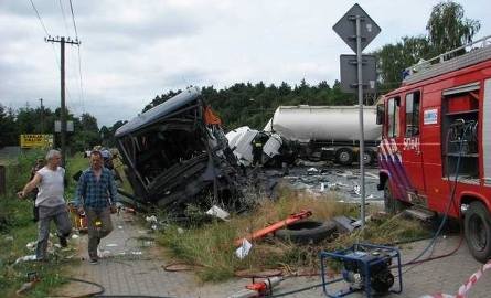 Dramatyczny wypadek. Ciężarówka zderzyła się z autobusem (zdjęcia, wideo)