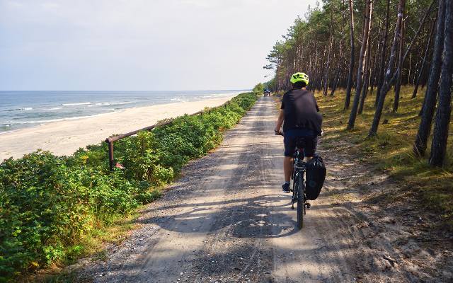Ścieżka rowerowa R10 wiedzie przez najpiękniejsze miejsca nad Bałtykiem. To musisz wiedzieć, jeśli planujesz jazdę rowerem nad morzem