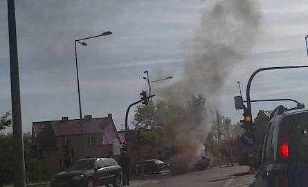 Wtorkowe popołudnie w Kielcach. Skoda zapaliła się po zderzeniu z BMW.