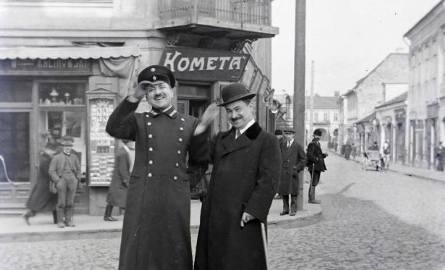 Dwaj panowie sfotografowani na rogu ulic Konstantego (dzisiejsza Sienkiewicza) i Małej w 1914 roku.