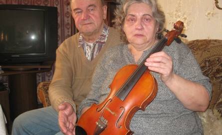 - Córka chodziła także do szkoły muzycznej, po niej zostały skrzypce - mówią Stefania i Jerzy Tomczakowie.