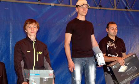 W klasyfikacji na najszybciej biegającego mężczyznę gminy janowiec Wlkp. zwycięzył Zbigniew Kujawa (w środku) przed Bartoszem Czekańskim (z lewej) i