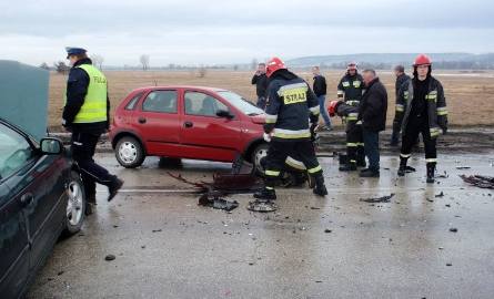Wypadek w Skrzypiowie. Trzy osoby, w tym dwójka dzieci, trafiły do szpitala 