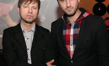Tomasz Bracichowicz - z lewej, współzałożyciel zespołu Mafia i Piotr Łataś, reżyser teledysku do piosenki "Zakończmy to” przed pokazem klip