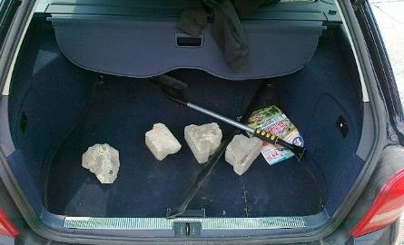 W samochodzie funkcjonariusze znaleźli kawałki kostki brukowej  oraz cztery gramy marihuany