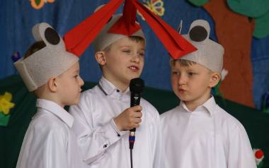 „Kle, kle boćku” - to jedna z najczęściej śpiewanych piosenek w przedszkolach. Wielgus wystawił... doborową drużynę Bocianów.