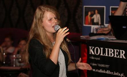 Monika Żak nie potrzebowała słów, by zaśpiewać „Byłam różą” z repertuaru Kayah.