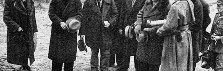 Ferdynand Goetel w Lesie Katyńskim (trzeci z lewej). Kwiecień 1943 r.