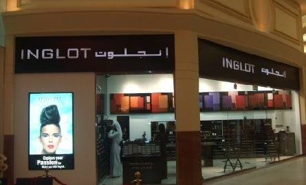 Sklepy w krajach arabskich muszą mieć nazwy pisane w dwóch alfabetach. Nz. salon w Katarze.