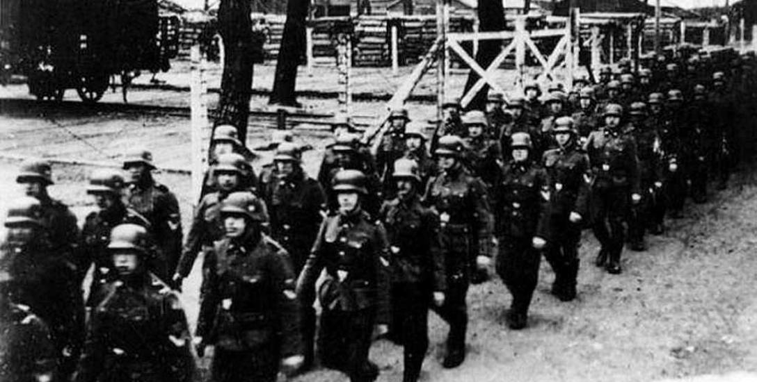 Latem 1944 r. załoga SS w Auschwitz-Birkenau liczyła 4,5 tys. ludzi. Przez cały okres działalności tego obozu zagłady służbę odbyło w nim ok. 8,5 tys.