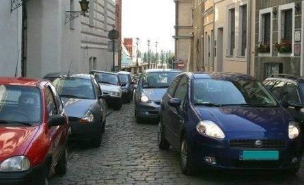 Tak wygląda ulica Kuśnierska w ciągu dnia. Kierowcy nic sobie nie robią z zakazu parkowania, a straż miejska nie zwraca uwagi na niewłaściwie zaparkowane