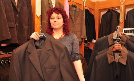 - W tym sezonie modne są ciemne, lekko połyskujące gar-nitury – demonstruje Monika Kaczmarczyk, ze sklepu „KM CLASSIC" z ulicy Curie-Skłodowskiej
