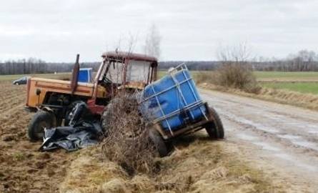 60-latek wypadł z traktora i zginął. Przygniotła go przyczepa