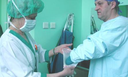 Doktor Andrzej Mazur, chirurg ze szpitala w Kędzierzynie-Koźlu, na wiadomość o wypadkach młodych reaguje emocjonalnie. Niedawno pijany kierowca potrącił