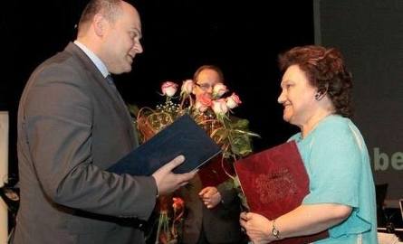Nagrodę wręcza laureatce prezydent Andrzej Kosztowniak