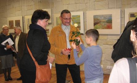 Gratulacje od Aleksandry Dobrowolskiej, róże przyjmuje Marcelek