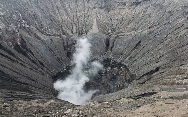 170 ratowników poszukuje wspinaczy zaginionych po erupcji wulkanu. 11 z nich odnaleziono martwych