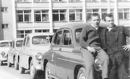 Postój taksówek przy ratuszu (jego fragment widać z tyłu). Pierwszy z prawej to dziadek Anny Kuras, Stanisław. Przełom lat 60 i 70.